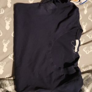 Fitted navy blue tee